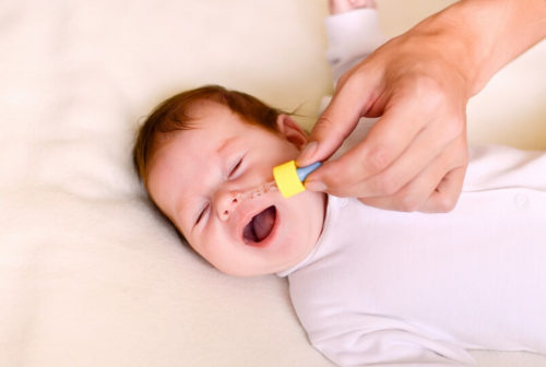 Как устранить заложенность носа у малыша 
